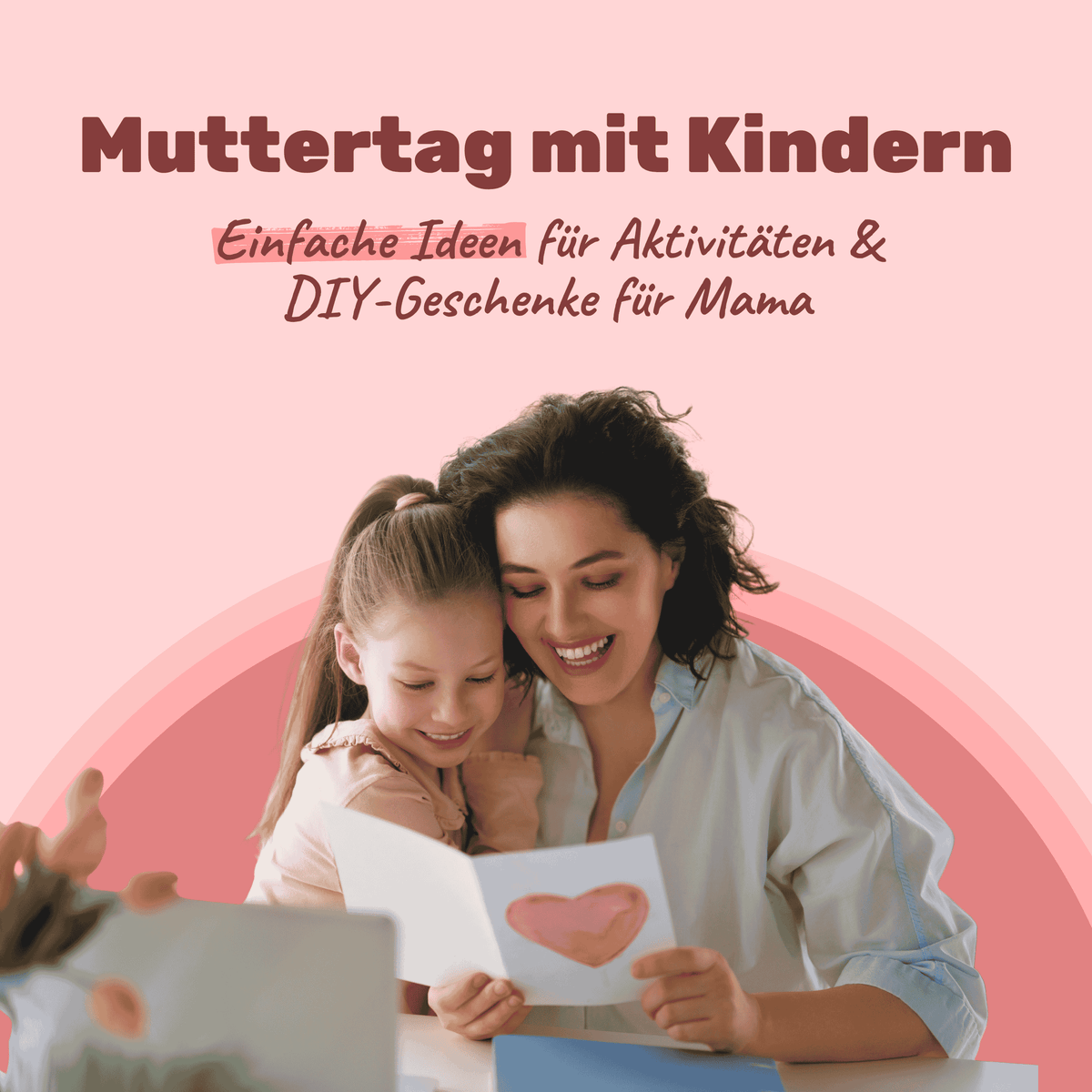 Mutter und Tochter sitzen gemeinsam am Tisch und schauen sich eine selbstgemachte Karte mit Herz an.