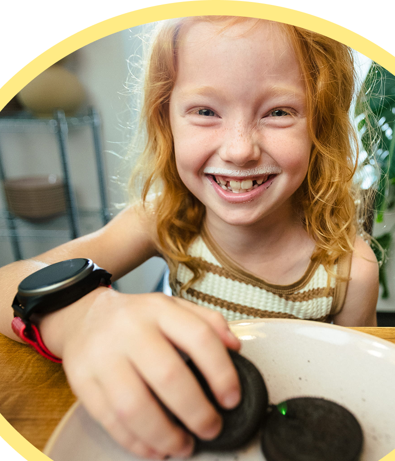 Kind mit Anio Kinderuhr